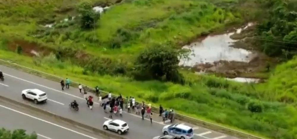 Caminhoneiros fazem ato na BA-526, em Simões Filho