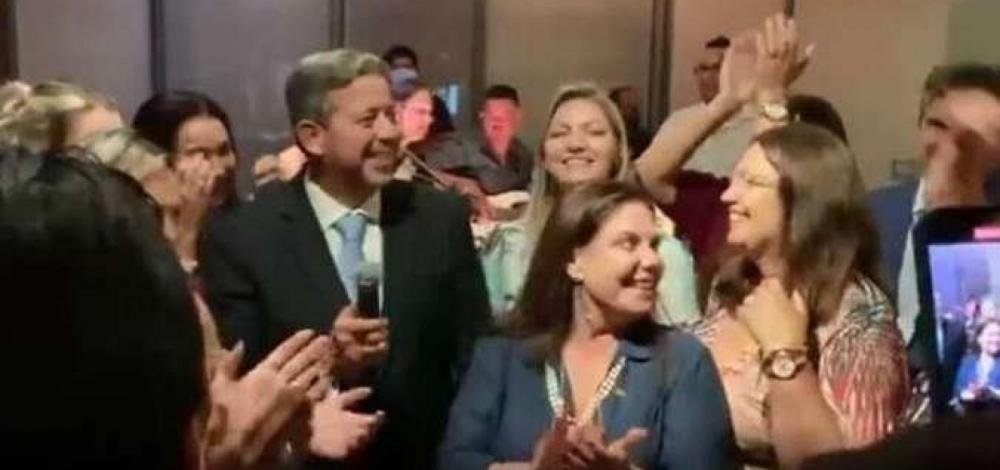 Após vitória na Câmara, Lira faz festa para 300 pessoas com aglomeração e sem máscara