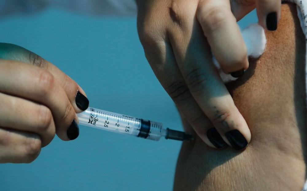 Idosos a partir de 94 anos são vacinados contra Covid-19 em Salvador nesta quarta