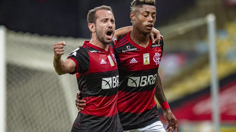 Flamengo vence Vasco no Maracanã e cola no líder Inter