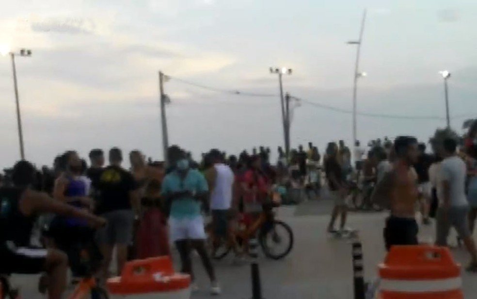 Moradores filmam aglomeração e pessoas sem máscara no bairro da Barra em Salvador