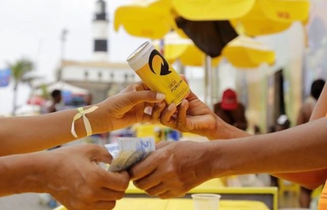 Ambev vai doar R$ 255 para ambulantes que não poderão vender cerveja no Carnaval