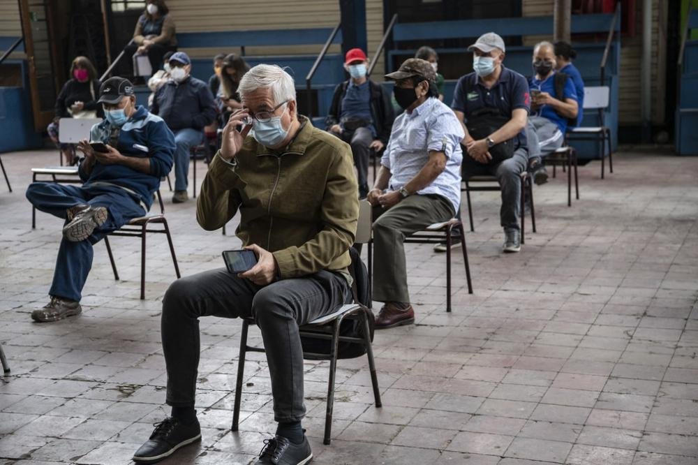 Chile inicia vacinação de professores e supera 2 milhões de imunizados