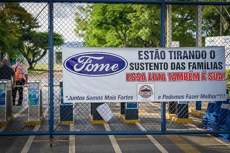 Demitidos da Ford fazem ato e pedem agilidade em negociação