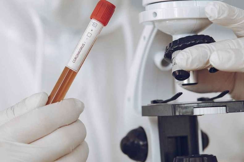 Italiano vacinado é infectado com variante brasileira do coronavírus